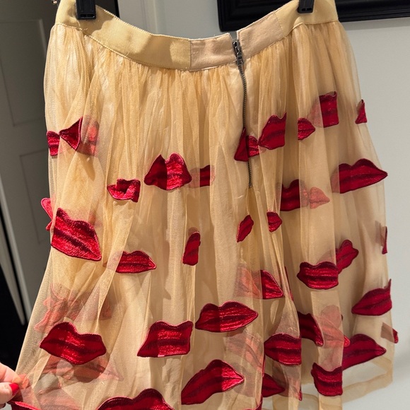 Chic Red Lip Print Skirt Alice and Olivia - Picture 3 of 3